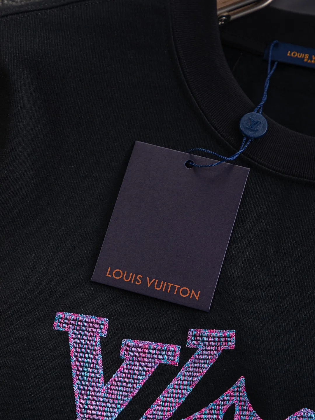 🅿️190 Louis Vuitton 1V micro-wide version S-Xl LV 25ss new product counters are on the shelves at the same time. Colorful purple letter design embroidery. Letter embroidery round neck short-sleeved T-shirt, same style for men and women! Synchronized with the official website, pure cotton fabrics at the counter! It is close to the skin and comfortable, durable and easy to wear. It has a classic and simple logo design and meticulous original craftsmanship. Short-sleeves, a must-have item for men, do not appear to be the same for the general public, but must be unique and eye-catching. This LV short-sleeve is all about quality, comfort, the same shape and fashion as always, including fabrics and cutting techniques. All of them have been made with great effort! 320 grams of washed pure cotton fabric, pure cotton is breathable, very refreshing and comfortable for daily wear. The rib knitting on the neckline is smooth and tight, and the neckline will not be skewed if you toss it at will. The loose version, you will find that it looks really good on the upper body. The overall is minimalist and neat, super versatile for daily use! Pair it casually with a pair of pants for a youthful look. A T-shirt will make your outfit crazy. It is a fashionable item that can never go wrong! Black, white, size: S-XL Size chart: S: Shoulder width 50-Bust 54-Length 70 M: Shoulder width 52-Bust 56.5-Length 72 L: Shoulder width 54-Bust 59-Length 74 XL: Shoulder width 56-Bust 61.5-Length 76